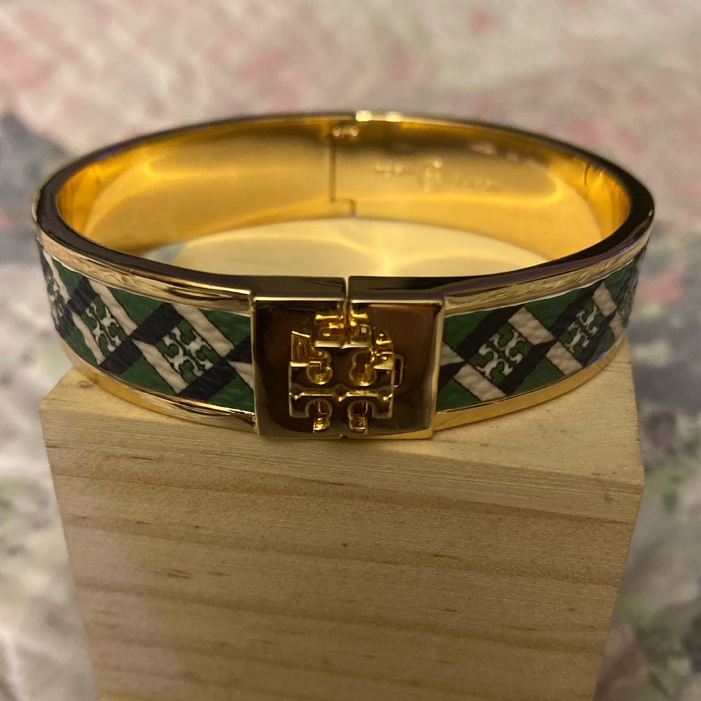 Tory Burch Green logo Kira Enameled Raised Logo Bracelet gold enamel NWOT ✨✨✨